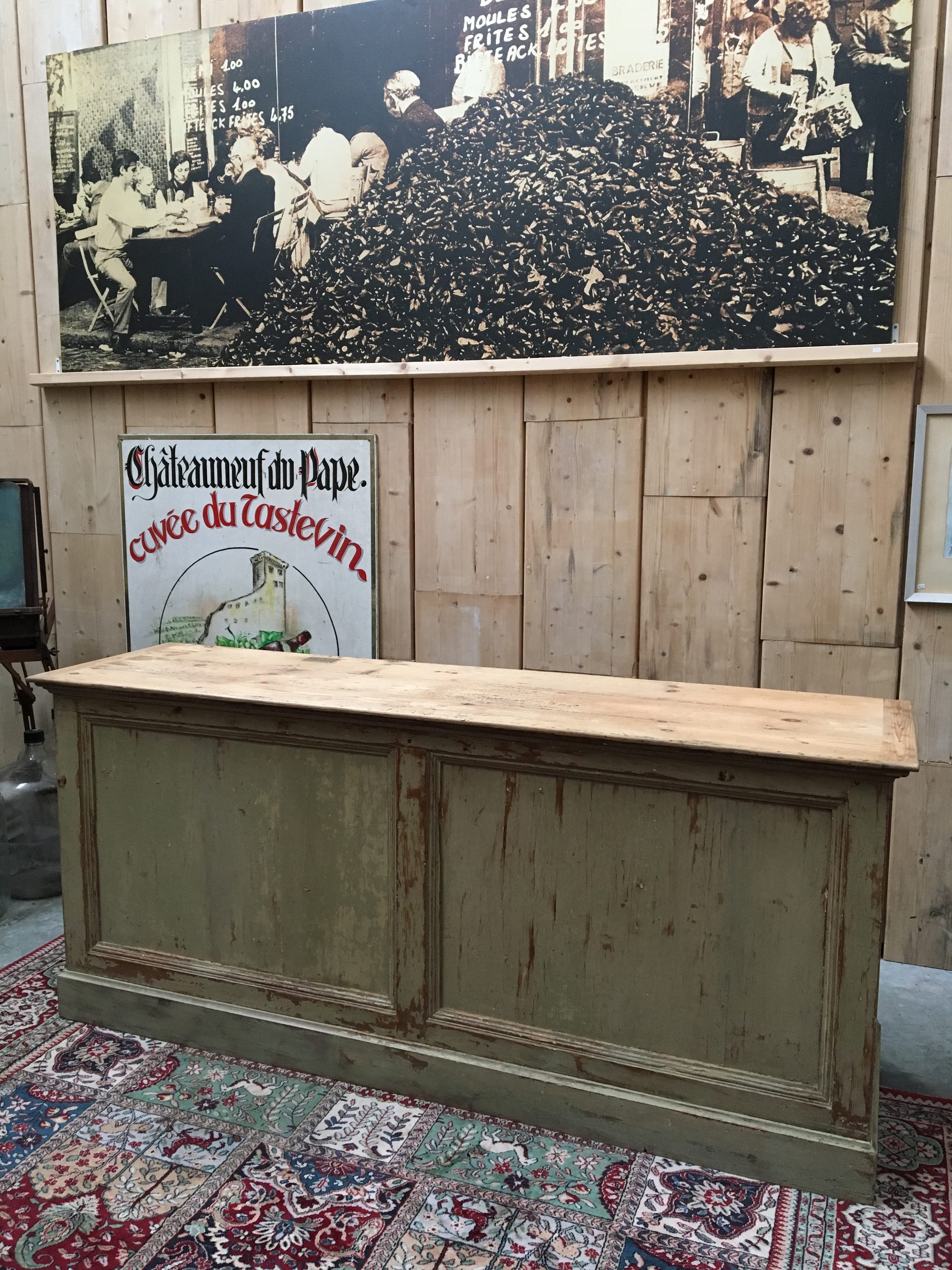 Comptoir de magasin vintage en bois patiné - Nord Factory