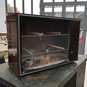 Ancienne TV transformée en cage à oiseaux