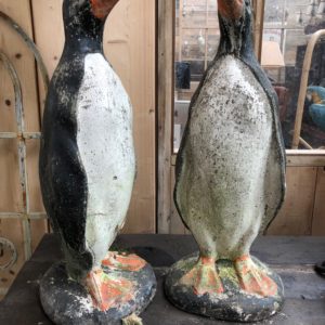 Couple de pingouins en béton