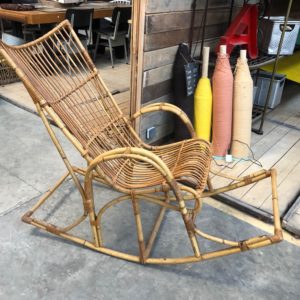 Ancien rocking chair en rotin