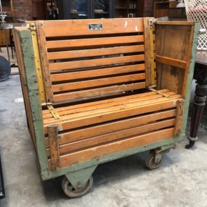Ancien chariot d'usine transformé en fauteuil