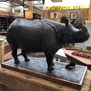 Rhinocéros en résine pleine réalisé par l’artiste Yves Gaumetou