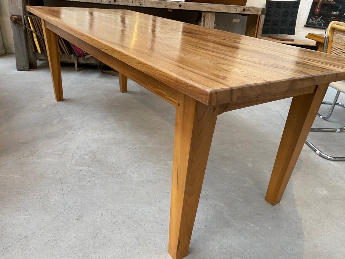 Tables en bois massif en chêne ou en orme
