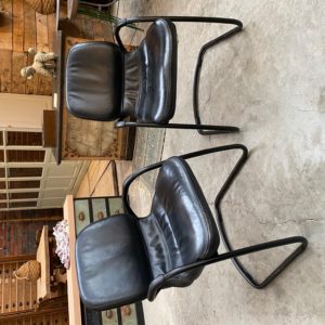 Paire de fauteuils « Strafor » en cuir