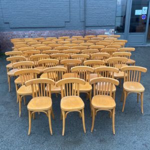 Suite de 60 chaises de bistrot