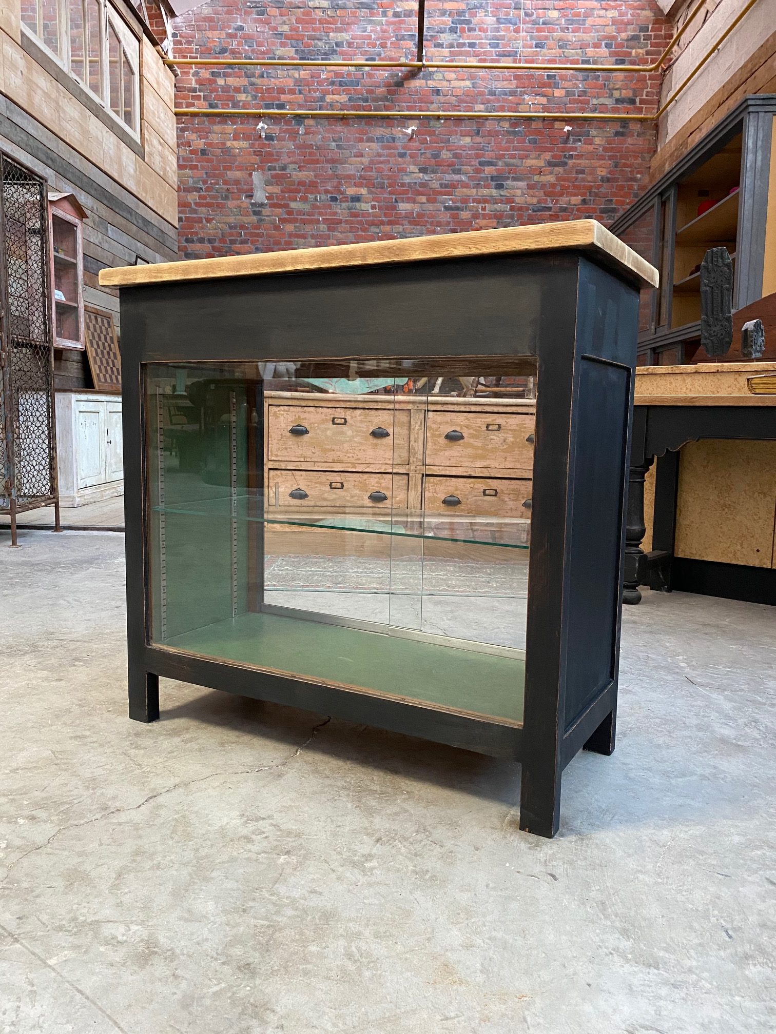 Petit comptoir vitrine de magasin en chêne - Nord Factory