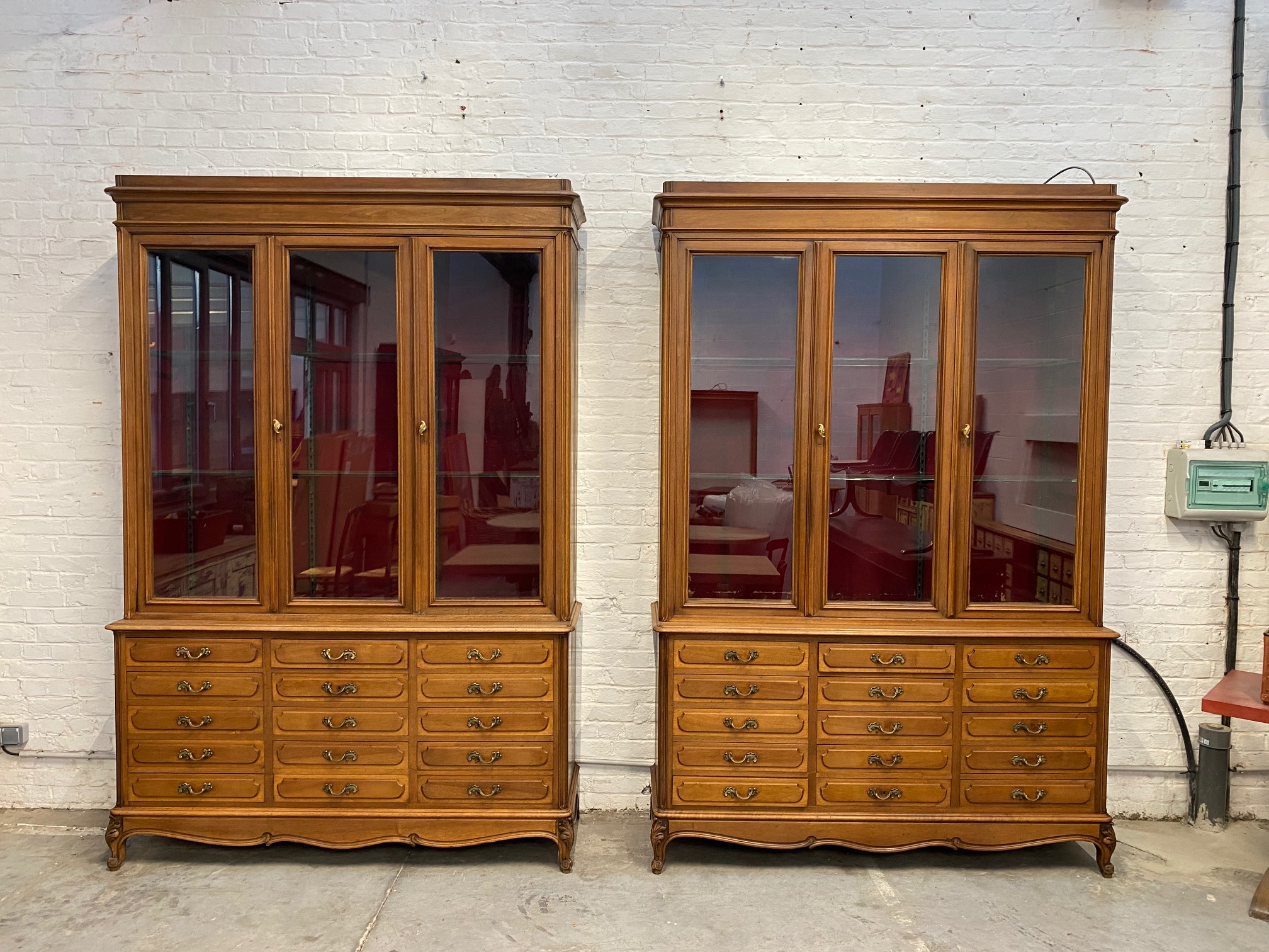 Paire de grandes vitrines de bijoutier début XXème - Nord Factory