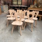 Suite de 8 chaises brutes