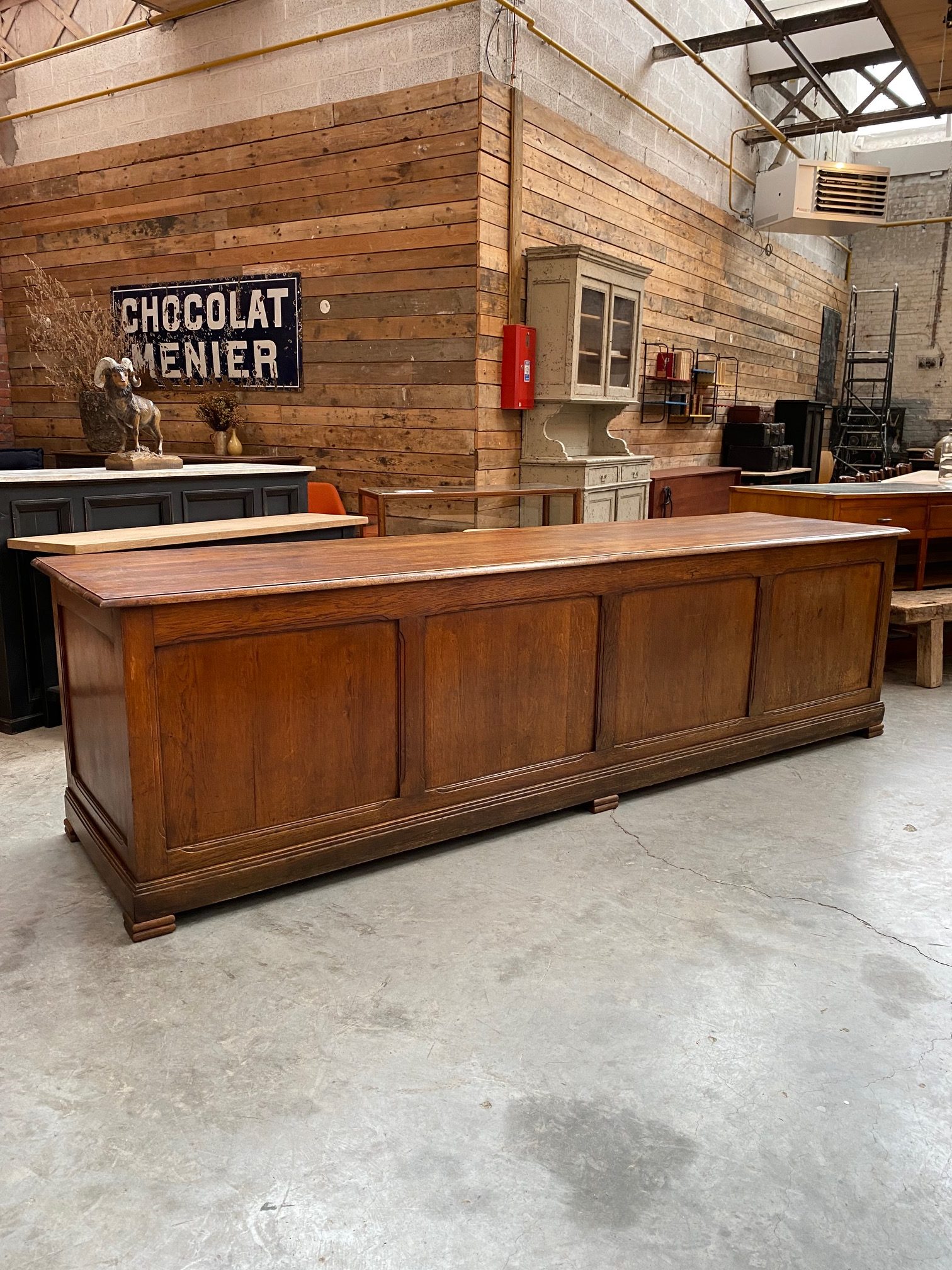 Grand comptoir de magasin en chêne - Nord Factory