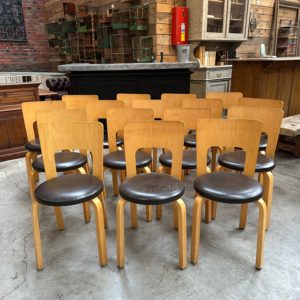 Suite de 16 chaises Alvar Aalto modèle 66
