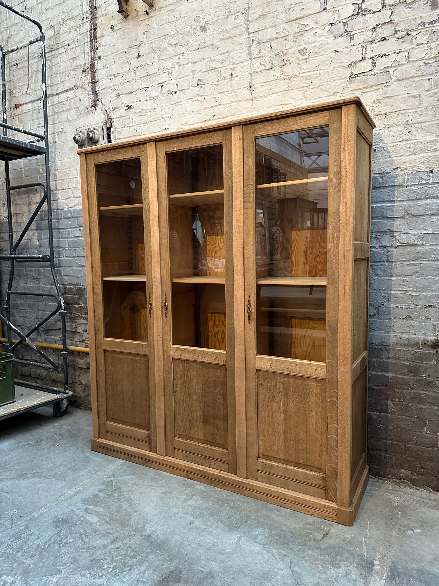 Vitrine en chêne milieu XXème - Nord Factory