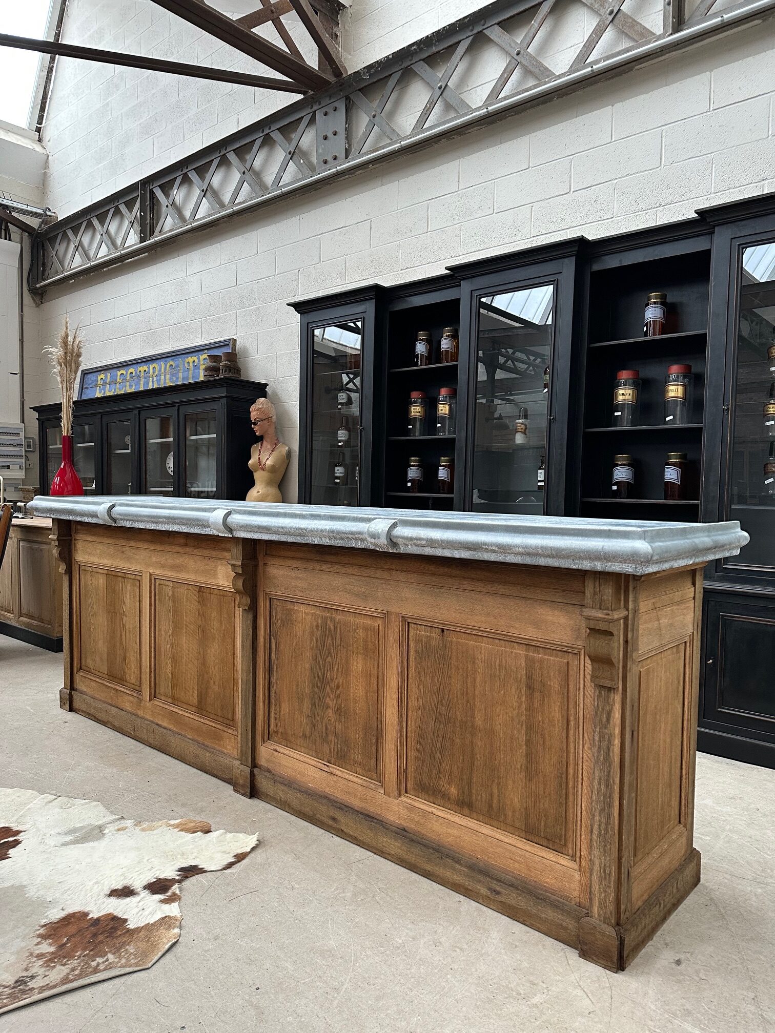 Immense comptoir de bar en chêne début XXème - Nord Factory