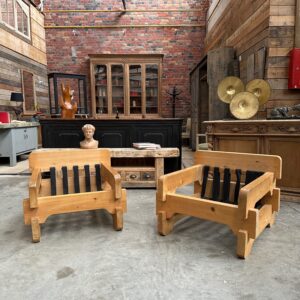 Paire de fauteuils modernistes Années 80