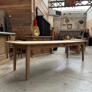 Grande table pieds fuseaux Début XXème