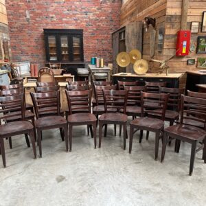 Suite de 107 chaises de bistrot
