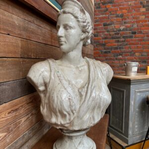 Grand buste de Diane en terre cuite émaillée et craquelée