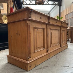 Comptoir de commerce en sapin