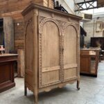 Armoire de chateau en chêne sculpté