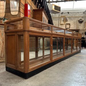 Immense comptoir vitrine en chêne