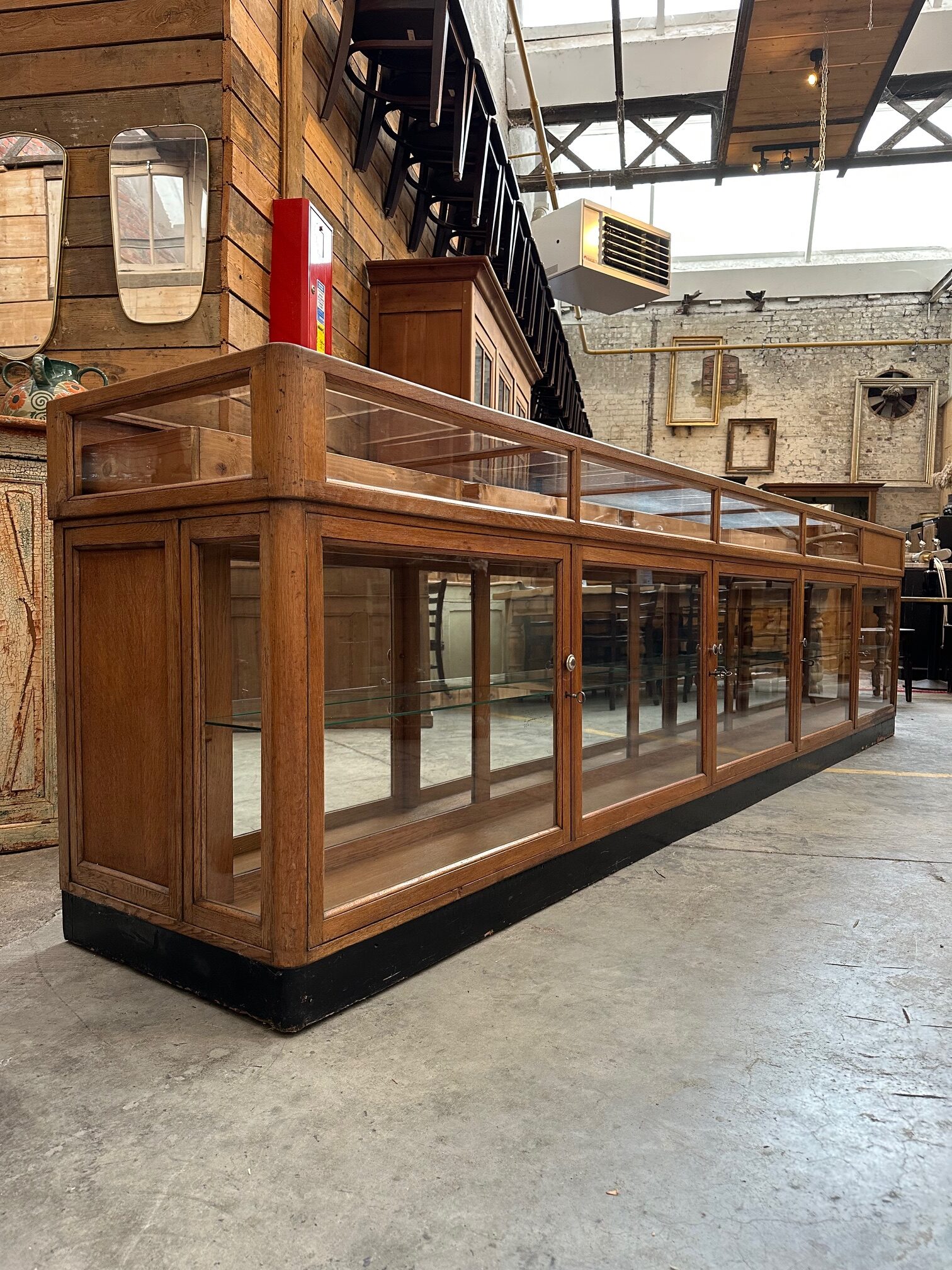 Immense comptoir vitrine en chêne - Nord Factory