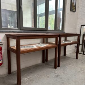 Paire de vitrines en acajou années 60