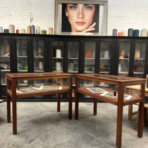 Paires de vitrines en acajou années 60 avec portes coulissantes