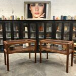 Paires de vitrines de style art déco en acajou années 60 avec portes coulissantes