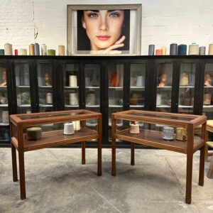 Paires de vitrines de style art déco en acajou années 60 avec portes coulissantes