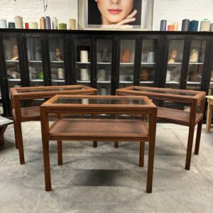 Suite de 3 vitrines de style art déco années 60 en acajou massif