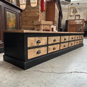 Meuble télé réalisé dans un ancien meuble de métier