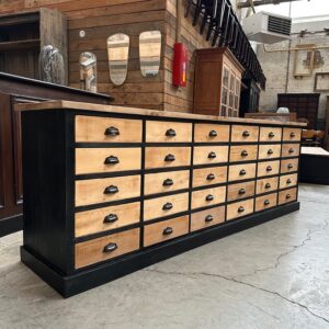 Ancien meuble d'atelier