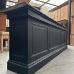 Immense comptoir de bar recouvert d’une pierre bleue