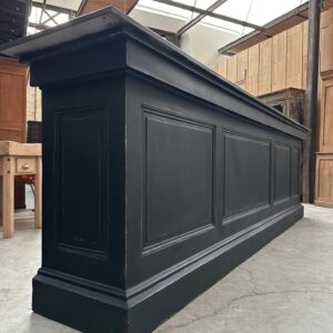 Immense comptoir de bar recouvert d'une pierre bleue