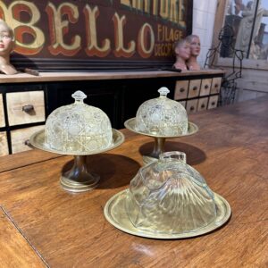 Set de 3 cloches anciennes et leurs plateaux