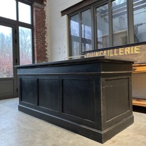 Ilot de magasin recouvert d'une pierre bleue