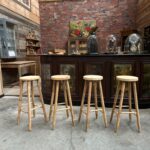 Suite de 4 tabourets de bar en sapin