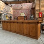 Immense comptoir de bar fin XIXème en orme massif