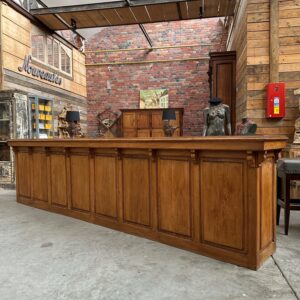 Immense comptoir de bar fin XIXème en orme massif