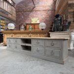 Ancien meuble d&rsquo;atelier transformé en meuble télé