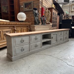 Ancien meuble de métier transformé en meuble télé