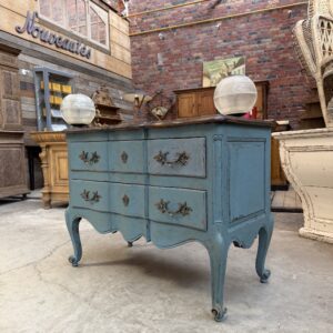 Commode de style Louis XV en noyer
