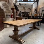 Grande table de type monastère en sapin vieilli