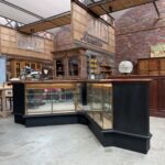 Ancien comptoir vitrine d&rsquo;angle de maroquinier