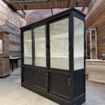Ancienne vitrine de dispensaire