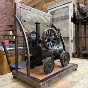 Ancienne machine à vapeur de démonstration