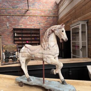 Ancien cheval en bois sculpté